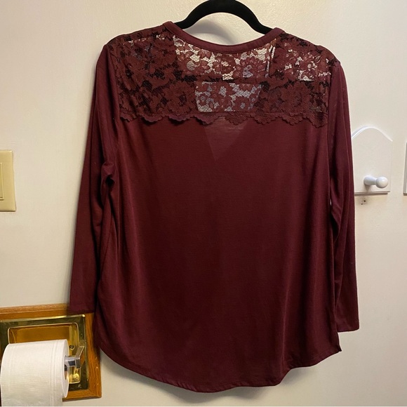 🖤5/$20 H&M Burgundy Lace Detail 3/4 Length Sleeve Top - Picture 4 of 7